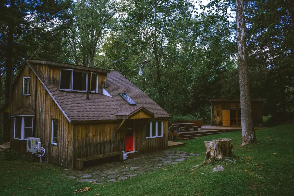 The outside view of the Chic Cabin on Callicoon Creek in New York State. 